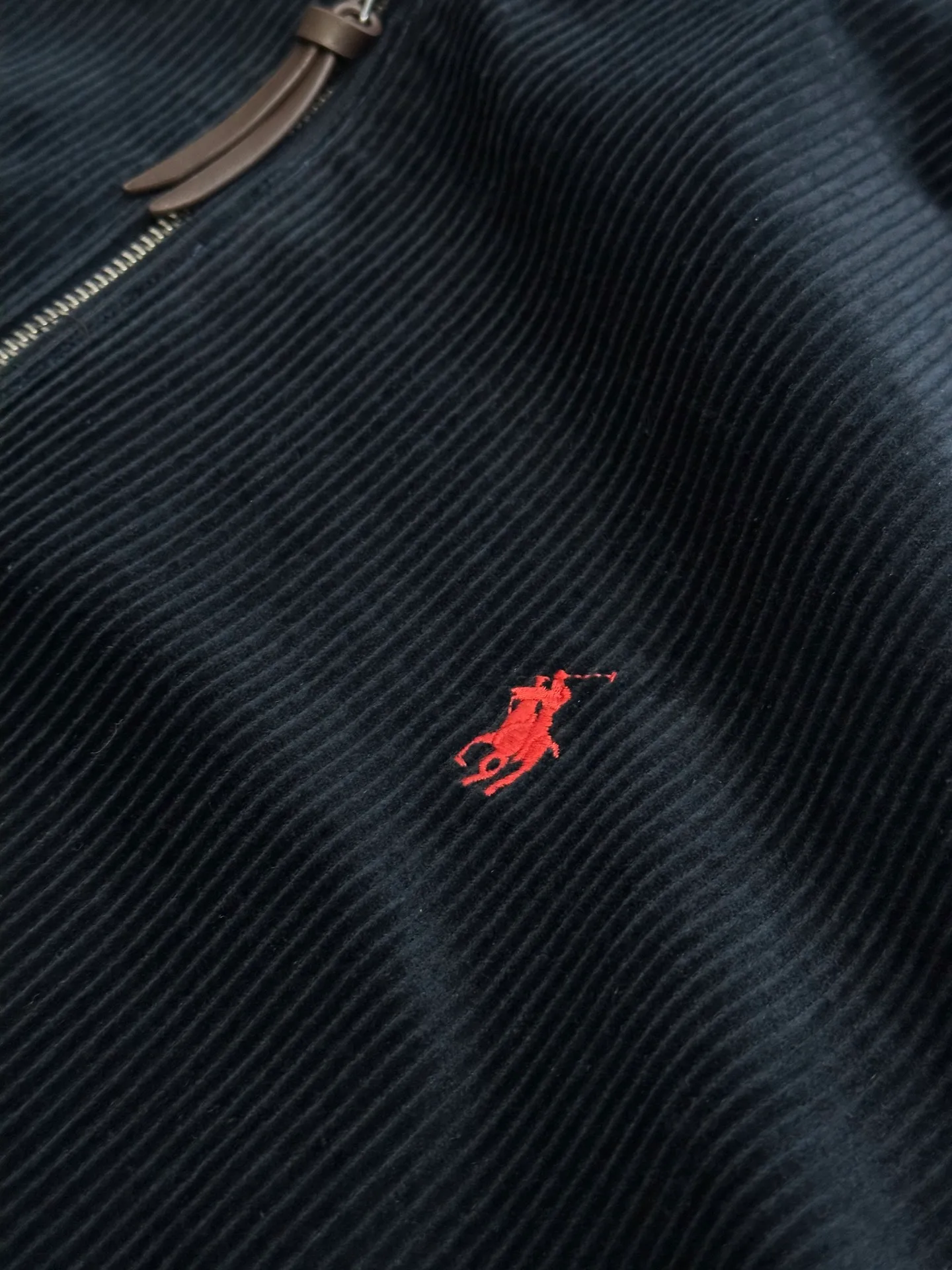 🅿️580 Ralph Lauren Embroidered Corduroy Jacket Customized wide-ribbed corduroy, elegantly presented in a deep navy blue, low-key and luxurious. The exquisite red pony logo is embellished, igniting the overall vitality and passion. The stand-up collar design is simple and elegant.  Using imported machine embroidery technology, advanced computer control systems and precision mechanical components are used to achieve the iconic pony embroidery operation. The template machine opens the bag, and the preset template guides the position, shape and size of the bag. The accuracy ensures the quality of the bag opening effect.  The infrared positioning cutting machine uses an infrared transmitter and an infrared receiver to achieve precise positioning of materials. The accuracy can reach the micron level, thereby meeting the effect of high-precision cutting of plaid alignment.  size：s m l xl